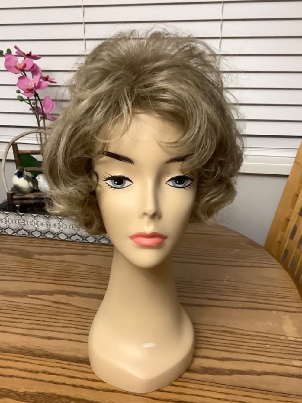 Preowned Lovely short wig